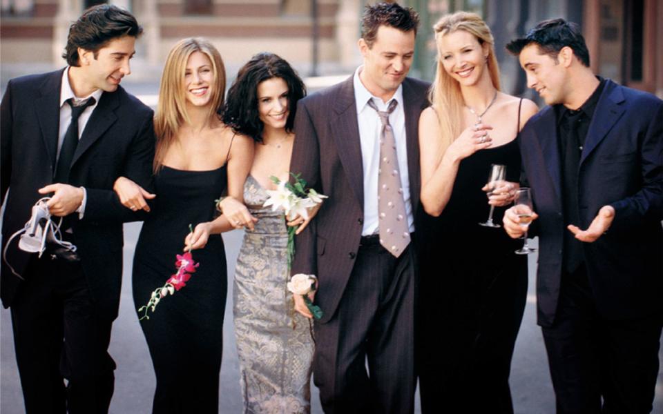 Zehn Jahre lang nahmen Serien-Fans von ihrem Wohnzimmer aus teil an ihrem Leben, von links: Ross (David Schwimmer), Rachel (Jennifer Aniston), Monica (Courteney Cox), Chandler (Matthew Perry), Phoebe (Lisa Kudrow) und Joey (Matt LeBlanc) waren von 1994 bis 2004 die allerbesten Fernseh-Freunde. Ohne Frage: "Friends" (bei Disney+) ist längst zum Klassiker im Sitcom-Genre avanciert. (Bild: Getty Images)