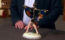 <p>Die Figur war von "Goldscheider" gezeichnet: "Eine der berühmtesten europäischen Manufakturen für Bronze, Alabaster und Keramik", erklärte Maier entzückt. Und auch der Urheber hat einen klingenden Namen. Die Tänzerin wurde vom österreichischen Bildhauer und bedeutenden Art-déco-Keramiker Josef Lorenzl in den 1920er-Jahren entworfen. (Bild: ZDF)</p> 