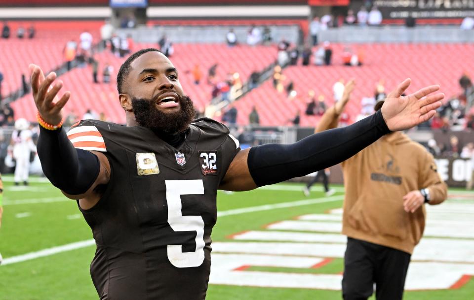 Browns linebacker Anthony Walker salutes fans after a game against Arizona last season.