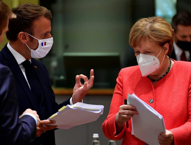 Le président français Emmanuel Macron (g) et la chancelière allemande Angela Merkel au sommet de l'UE à Bruxelles, le 20 juillet 2020 - JOHN THYS © 2019 AFP