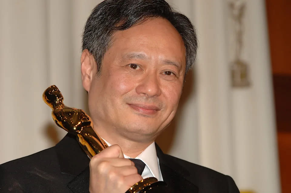 Ang Lee mit der Auszeichnung für seine Regieleistung für den Film 