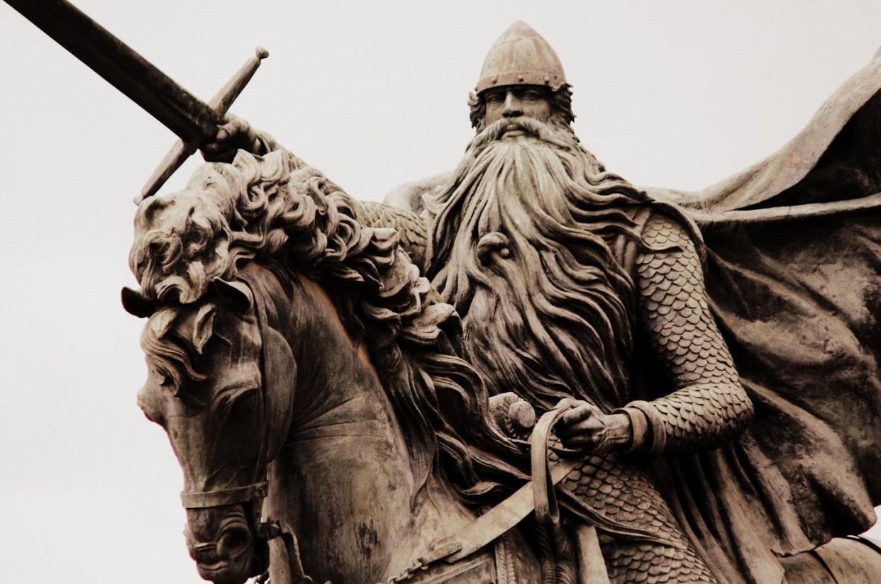 El monumento, en Burgos, representa a El Cid a lomos de su caballo Babieca, blandiendo su espada Tizona. <a href="https://www.flickr.com/photos/pcid77/23165252691" rel="nofollow noopener" target="_blank" data-ylk="slk:Flickr;elm:context_link;itc:0;sec:content-canvas" class="link ">Flickr</a>