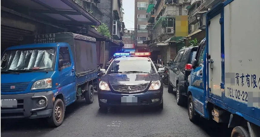 居民變相將住家前道路當成私人停車格，雙側停車讓巷弄更擁擠，連警車要開進去都特別吃力。（圖／讀者提供）