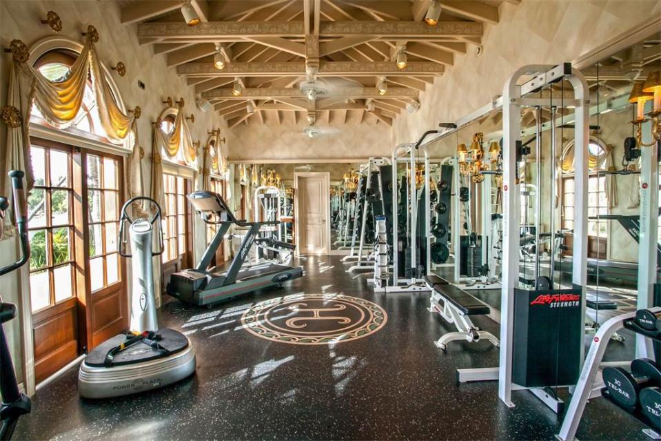 <p>Bien sûr, le palace a sa salle de sport équipée de tout ce dont les sportifs aguerris peuvent rêver. (Photo : Sotheby’s International Realty) </p>