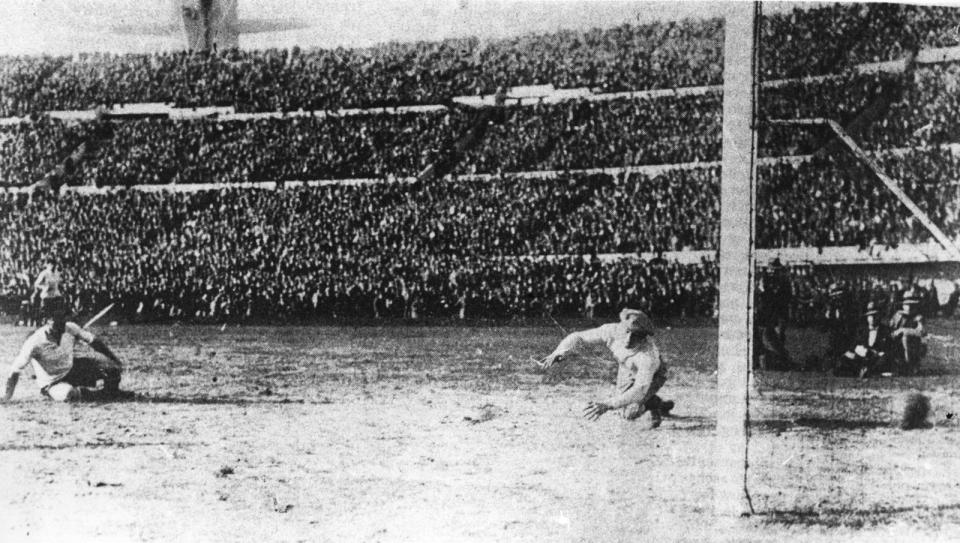 Das erste WM-Finale der Geschichte wurde von Morddrohungen überschattet. Schiedsrichter John Langenus ließ für eine etwaige Flucht ein Boot am Hafen ankern. Das Spiel in Uruguays Hauptstadt Montevideo wogte hin und her. Santos Iriarte brachte die Gastgeber auf die Siegstraße, Héctor Castro erhöhte kurz vor Schluss auf 4:2. Argentinien hatte gegen seinen kleinen Nachbarn verloren - wie schon 1928 im Finale der Olympischen Spiele. (Bild: Allsport/Hulton Archive)