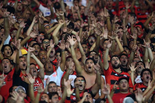 Aficionados del Flamengo brasileño disfrutan de su equipo durante un partido de Copa Libertadores ante el León de México, el 9 de abril de 2014, en el estadio de Maracaná, en Rio de Janeiro (AFP/Archivos | VANDERLEI ALMEIDA)