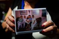 Lucila Diaz, muestra fotos con el cantante (Photo by Eva Marie UZCATEGUI / AFP) (Photo by EVA MARIE UZCATEGUI/AFP via Getty Images)