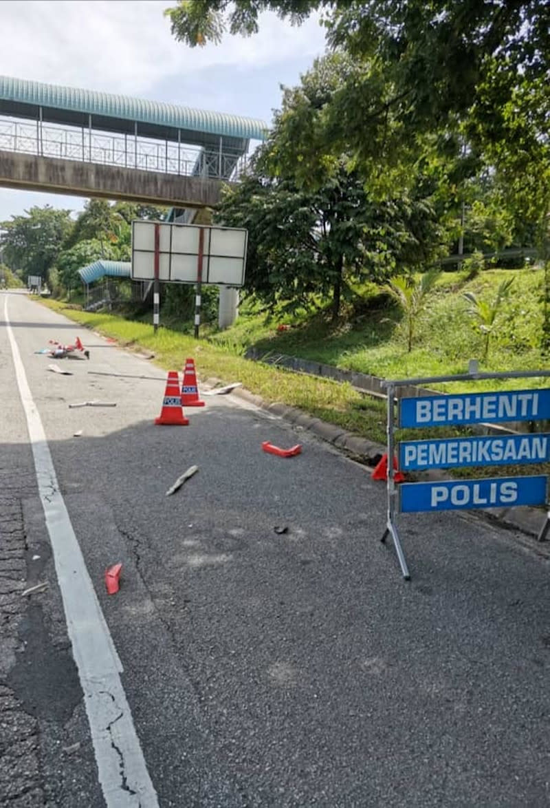 The car rammed a police roadblock before speeding off. — Picture from Facebook/PolisDaerahIpoh