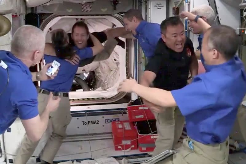 La tripulación 2 es recibida por la tripulación 1 a bordo de la Estación Espacial Internacional