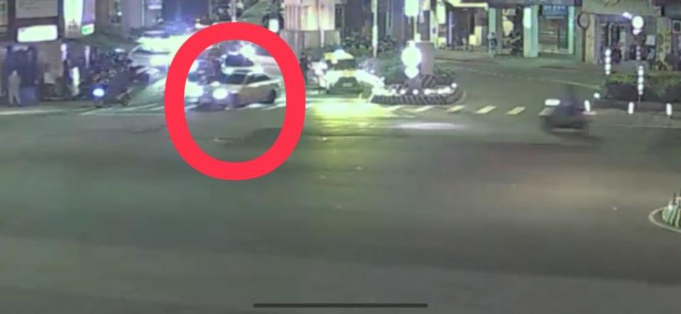 紅圈處為犯嫌駕駛自小客車連續闖紅燈逃逸。（中和警分局提供）