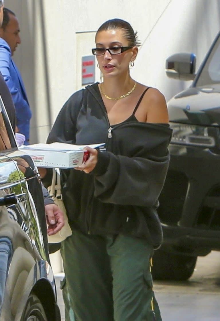 Hailey Bieber fue captada por los paparazzi en Beverly Hills, saliendo de un local con una caja de Krispy Kreme Donuts y una bebida fría