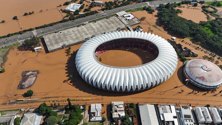 El estadio Beira Rio rodeado por agua debido a las inundaciones por la fuerte lluvia en Porto Alegre, en el estado de Rio Grande do Sul en Brasil el martes 7 de mayo del 2024. (AP Foto/Carlos Macedo)