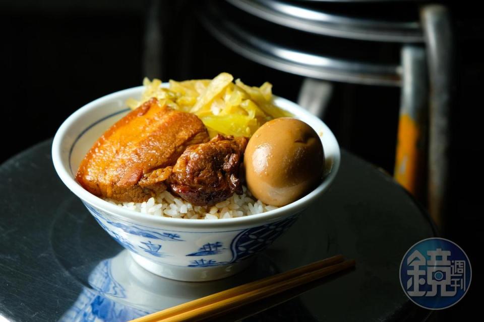 「焢肉飯」油亮肥腴，配上脆酸菜，解膩更讚。（加蛋50元／碗）