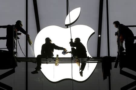 Workers prepare for the opening of an Apple store in Hangzhou, Zhejiang province, in this January 23, 2015 file photo. China has dropped some of the world's leading technology brands from its approved state purchase lists, while approving thousands more locally made products. Chief casualty is U.S. network equipment maker Cisco Systems Inc, which in 2012 counted 60 products on the Central Government Procurement Center's (CGPC) list, but by late 2014 had none, a Reuters analysis of official data shows. REUTERS/Chance Chan/Files