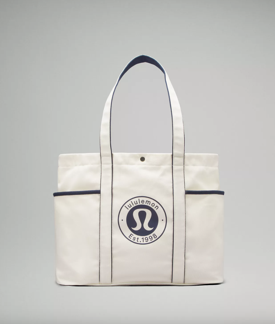 Daily Multi-Pocket Canvas Tote Bag 20L in Natural/True Navy (Photo via Lululemon)