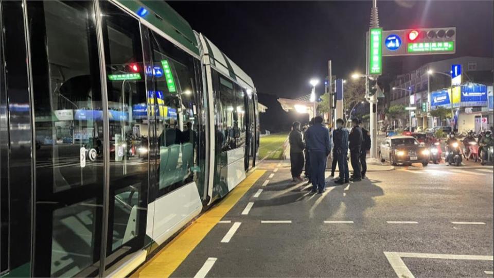 高雄輕軌通車不到3天... 砰！機車三貼闖軌道撞列車