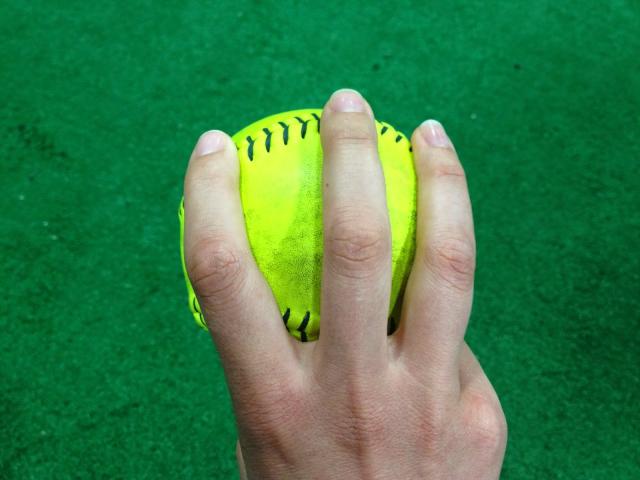 fastpitch softball pitching grips