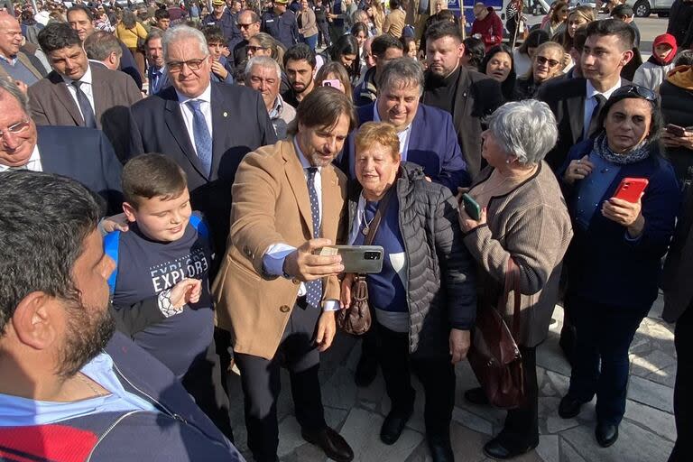 El presidente Luis Lacalle Pou se saca selfies con seguidores en Montevideo, a pocos días de las primarias partidarias