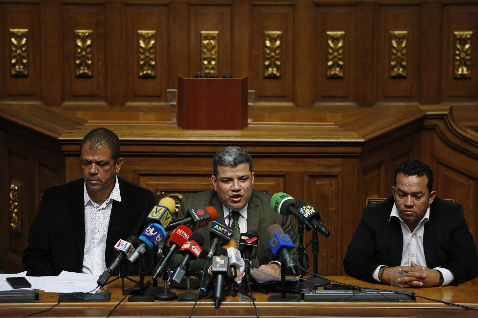 Los legisladores Luis Parra, centro, Franklyn Duarte, derecha, y José Noriega, izquierda, ofrecen una rueda de prensa en la Asamblea Nacional en Caracas, Venezuela, el lunes 6 de enero de 2020. La crisis venezolana se agravó el lunes tras la constitución de una dirección paralela en la Asamblea Nacional que potencia el enfrentamiento entre el gobierno y la oposición, que quedó duramente golpeada al perder el control del Legislativo. (Foto AP/Andrea Hernández Briceño)