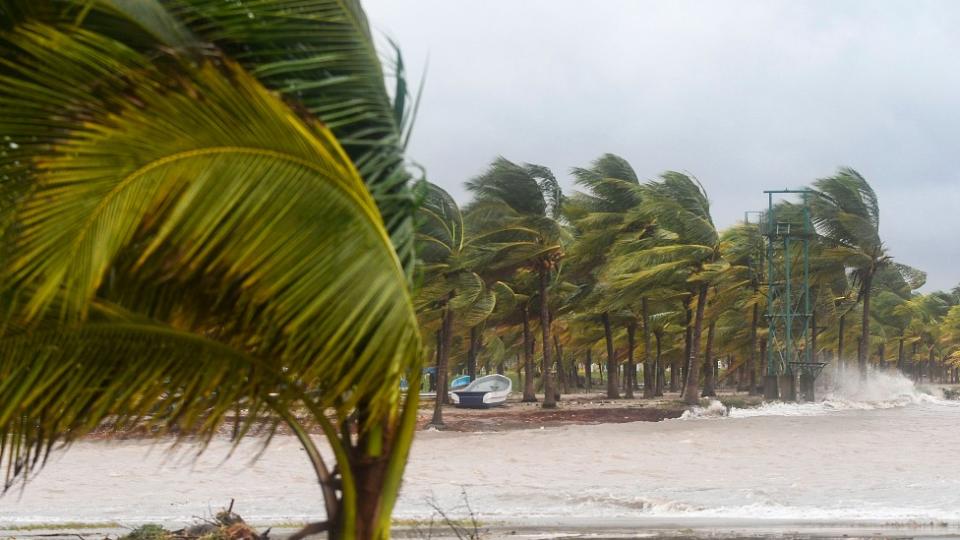 Fuertes vientos en una playa en Honduras durante el huracán Eta en 2020