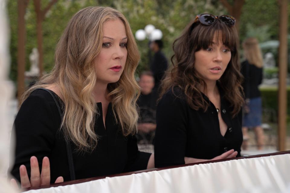 DEAD TO ME (L to R) CHRISTINA APPLEGATE as JEN HARDING and LINDA CARDELLINI as JUDY HALE in DEAD TO ME