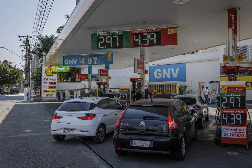 ***ARQUIVO***SÃO PAULO, SP, 10.09.2022 - Movimentação de veículos em posto de combustíveis na avenida Roque Petrônio Júnior, na zona sul de São Paulo. (Foto: Bruno Santos/Folhapress)