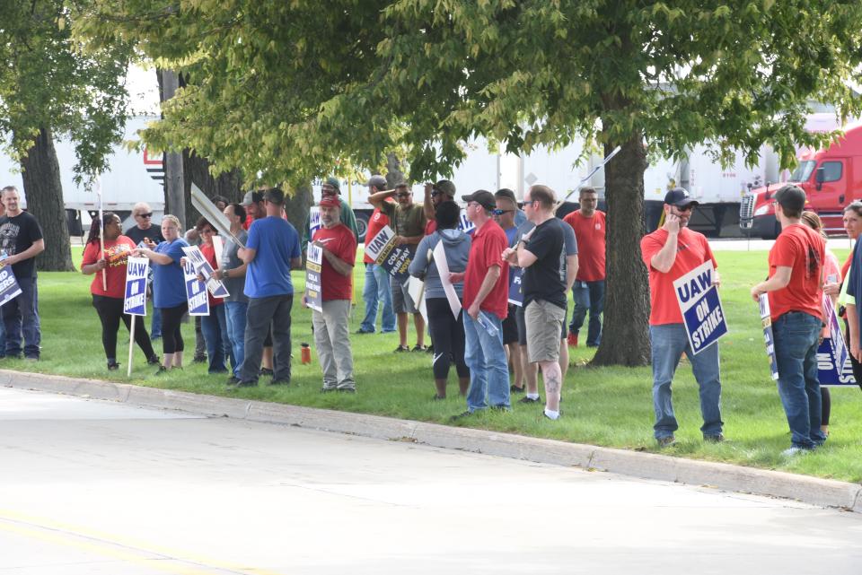UAW members formed a picket line on Huron Boulevard in Marysville on Sept. 22, 2023.