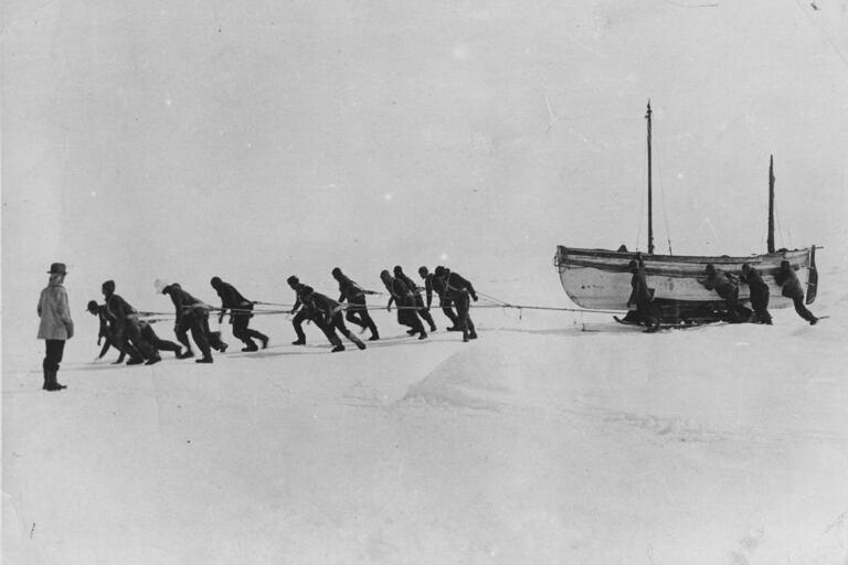 Los miembros de un equipo de expedición dirigido por el explorador irlandés Sir Ernest Henry Shackleton tiran de uno de sus botes salvavidas a través de la nieve en la Antártida, tras la pérdida del 