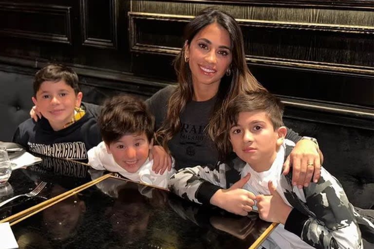 Junto a Mateo y Ciro, Antonela disfrutó de una tarde de juegos en Rosario