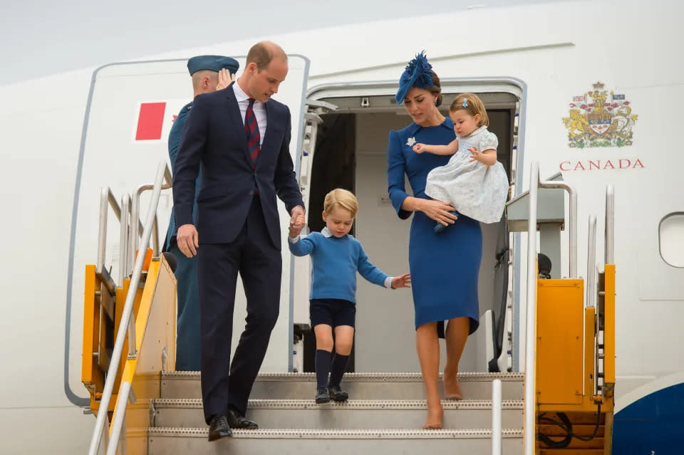 Der damalige Herzog und die Herzogin von Cambridge mit ihren Kindern, Prinz George und Prinzessin Charlotte, 2016 bei ihrer Ankunft am Victoria International Airport in Kanada. (Getty Images)