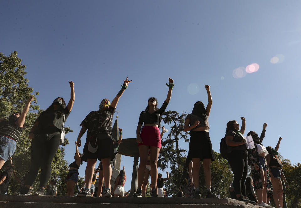 Mujeres interpretan "Un violador en tu camino" en una protesta contra violencia de género en San Bernardo, Chile, el martes 3 de diciembre de 2019. (AP Foto/Esteban Felix)