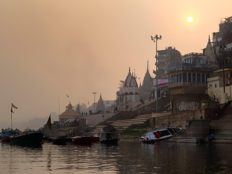 <p><span>12. Jahrhundert v. Chr.: Auf eine ungefähr 3.000 Jahre alte Geschichte kann auch Varanasi am Ganges zurückblicken. Die indische Stadt gilt als heiligste Stätte des Hinduismus und soll um 1.200 v. Chr. gegründet worden sein. (Bild-Copyright: Giovanna/ddp Images)</span> </p>