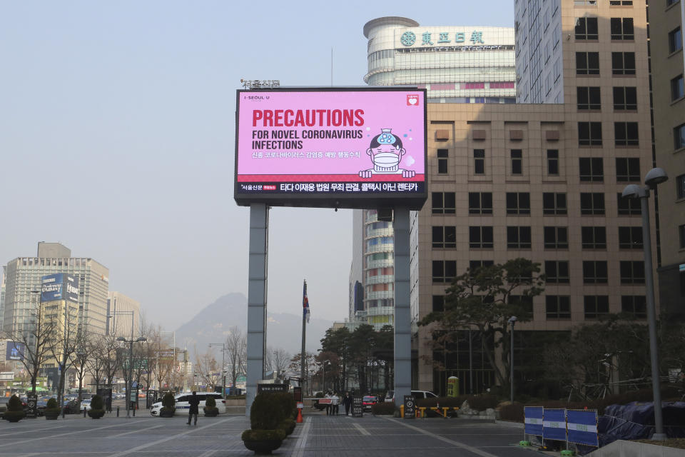 A huge electric screen broadcasts precautions against the COVID-19 outbreak in Seoul on Feb. 20. (Photo: Ahn Young-joon/ASSOCIATED PRESS)