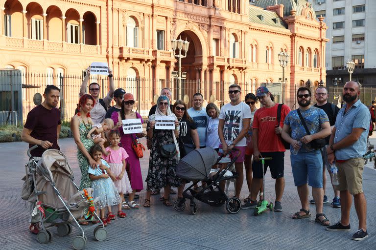 Familias rusas que se enteraron del caso de las embarazadas retenidas en el aeropuerto de Ezeiza se manifestaron frente a la Casa de Gobierno para dar su apoyo y para pedir que no se las retenga. Varios dicen ser turistas; los dos bebés nacieron en la Argentina