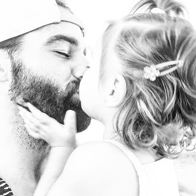 “Pero que beso más rrrrrico!!!! Gracias por existir hija mia, y sobre todo gracias a tu mamá Adamari por traerte a nuestras vidas”, dijo Toni.