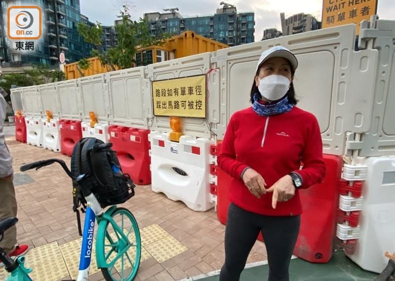 潘女士期待通車多時，心情興奮。(李國健攝)


