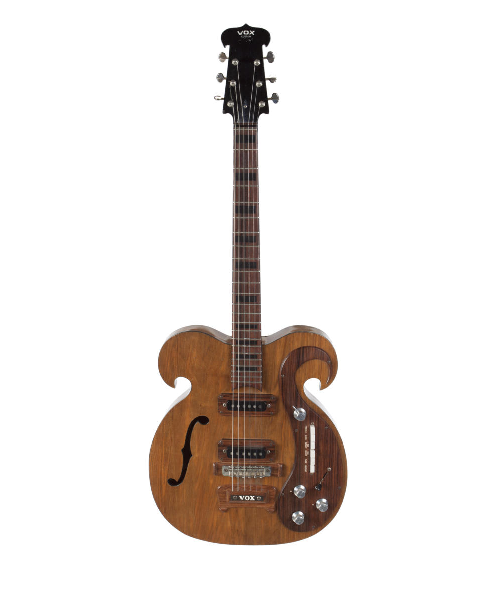 <p>Eine Akustikgitarre des Beatles-Stars John Lennon brachte auf einer Auktion bei Julien’s Auctions stolze 2,4 Millionen Dollar ein. Das Instrument galt Jahrzehnte als verschollen – ein Amerikaner hatte es in den 60er-Jahren für 175 Dollar gekauft und erst begriffen, was er besitzt, als er ein Foto der Gitarre in einem Magazin sah. </p>