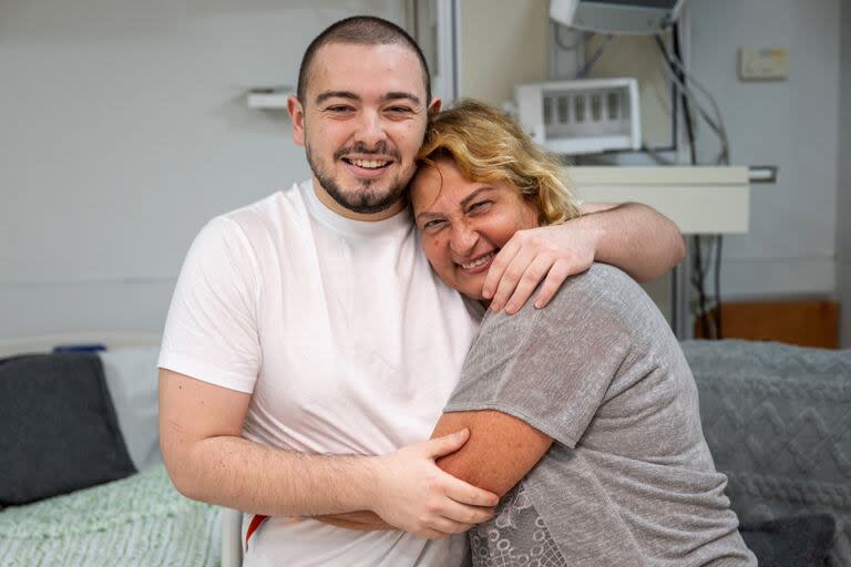 Esta fotografía publicada por el ejército israelí el 8 de junio de 2024 muestra a Almog Meir Jan, de 22 años, abrazado por su pariente cercano en el Centro Médico Sheba Tel-HaShomer, después de su rescate de la Franja de Gaza por El ejército israelí