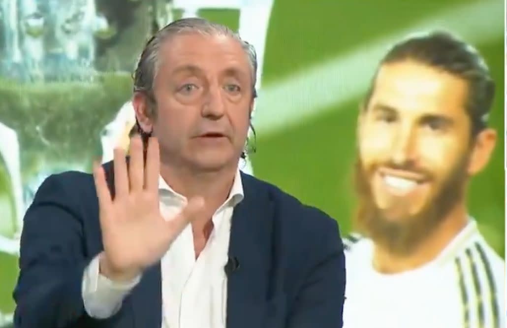 Josep Pedrerol en 'El chiringuito de jugones', con una imagen de Sergio Ramos de fondo. (Fuente: Twitter/@elchiringuitotv)