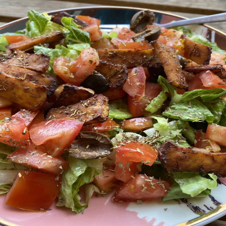 Salad with crispy tofu