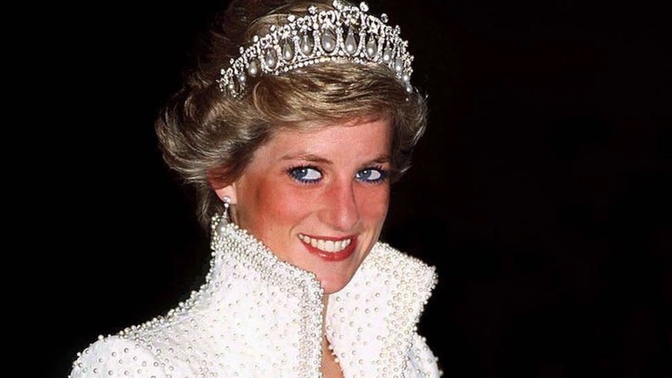 La princesa Diana en Hong Kong con un conjunto descrito como "estilo Elvis" diseñado por la estilista Catherine Walker