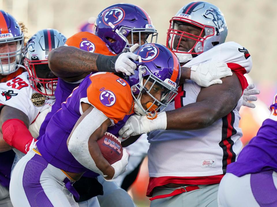 Pittsburgh Maulers running back Madre London (9) carries the ball against the Tampa Bay Bandits during the first half of a 2022 game.