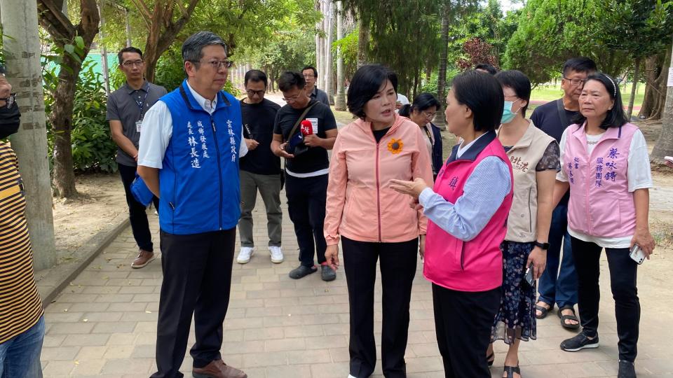 ▲北港鎮長蕭美文表示，北港運動公園為北港民眾最主要休憩運動場所，但因年久失修，多項設施亟待改善。(記者蘇峯毅拍攝)