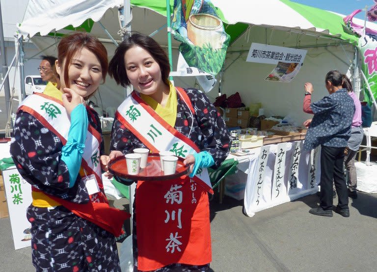 Tea pickers greet visitors during the World Tea Festival in Shimada city, Shizuoka prefecture, on May 2, 2013. Shizuoka produces 40 percent of the tea that Japan's 128 million citizens drink