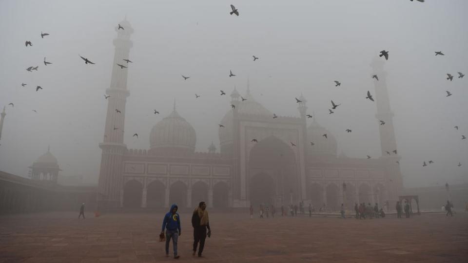 El investigador sobre política y clima Siddharth Singh le dijo a la BBC que el aire está lleno de humo, los ojos pican, al igual que la garganta. El aire huele "como cuando queman hojas", afirma el investigador desde la capital. Muchas personas esperan que la lluvia llegue pronto y limpie el aire, pero de acuerdo a los pronósticos meteorológicos no lloverá hasta el jueves. La Organización Mundial de la Salud considera a Nueva Delhi como la ciudad más contaminada del mundo.