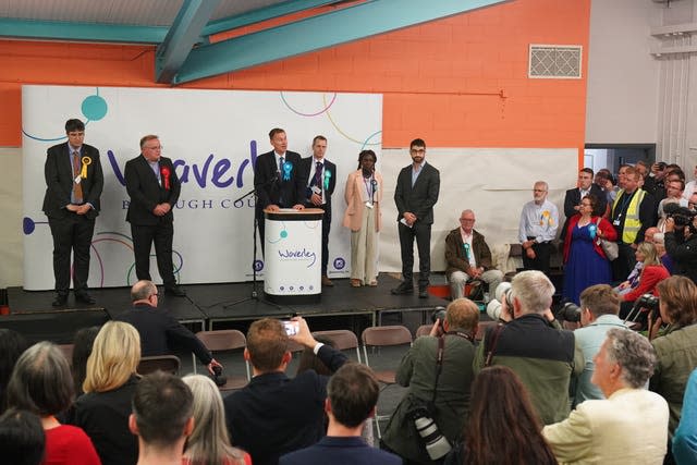 Chancellor Jeremy Hunt speaking behind a podium