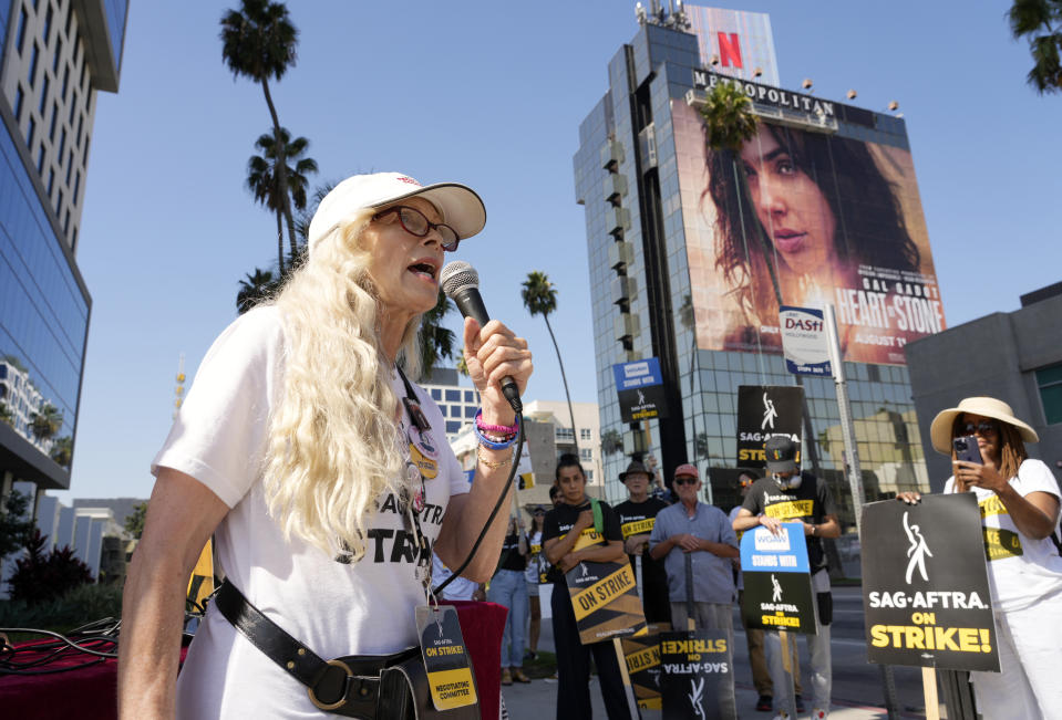La actriz Frances Fisher habla con trabajadores durante una protesta fuera de los estudios de Netflix el 17 de octubre de 2023, en Los Ángeles. (Foto AP/Chris Pizzello)