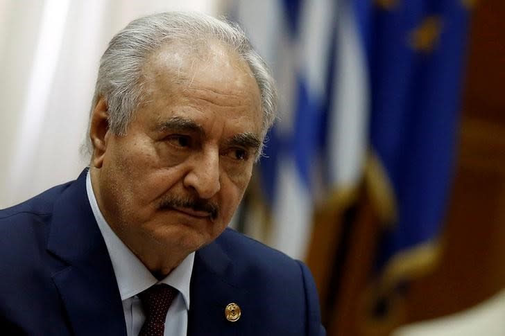 FOTO DE ARCHIVO: El comandante libio Khalifa Haftar en el Parlamento de Atenas, Grecia, el 17 de enero de 2020