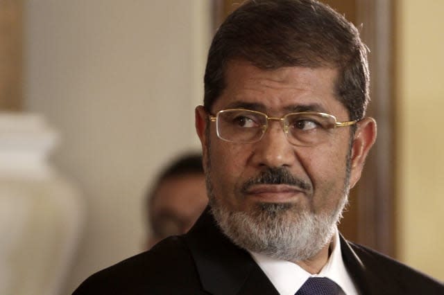 Ousted Egyptian president Mohammed Morsi dies in court