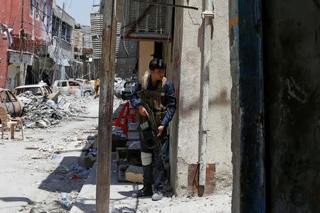 A member of the Iraqi Federal Police looks toward the part of Mosul controlled by Islamic State fighters on the frontline in the Old City of Mosul, Iraq June 28, 2017. REUTERS/Ahmed Jadallah